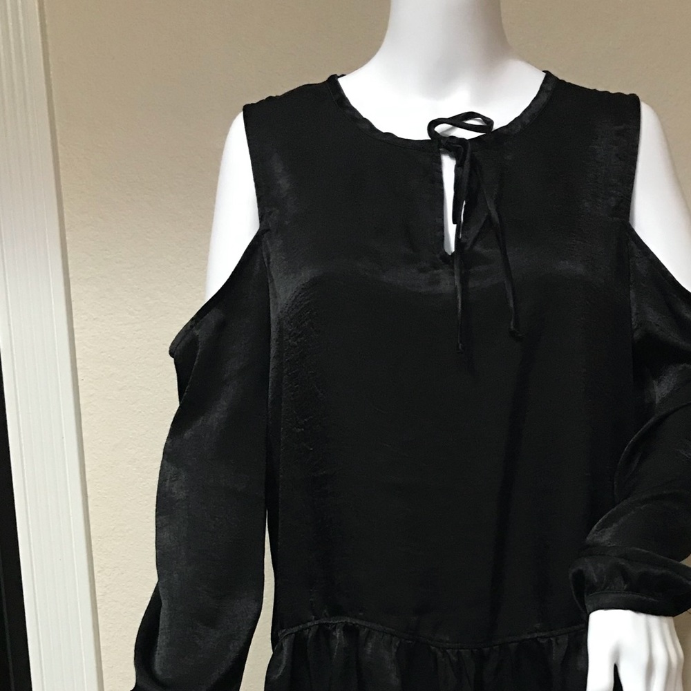 Harlowe & Graham Black Cold Shoulders Top Women